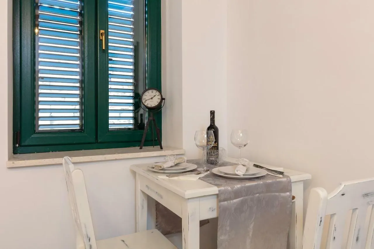 Studio Apartments Insula Split 0*,